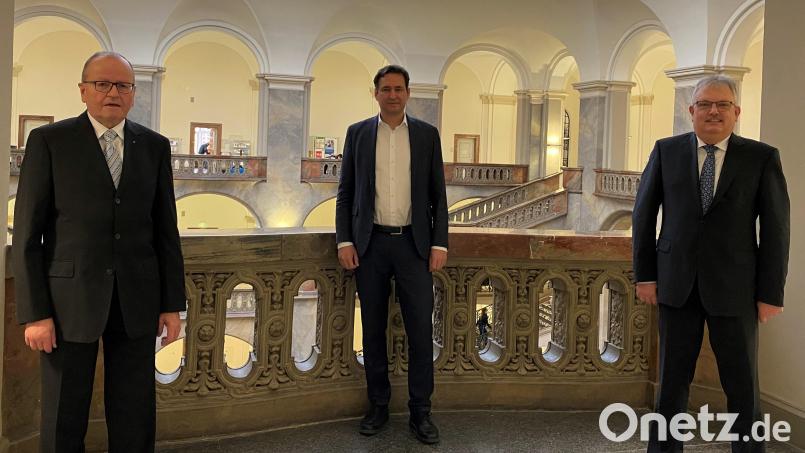 (von links) Gerhard Heindl, Justizminister Georg Eisenreich und Josef Weidensteiner beim offiziellen Amtswechsel an der Spitze des Landgerichts Weiden. Bild: Bayerisches Staatsministerium der Justiz/exb