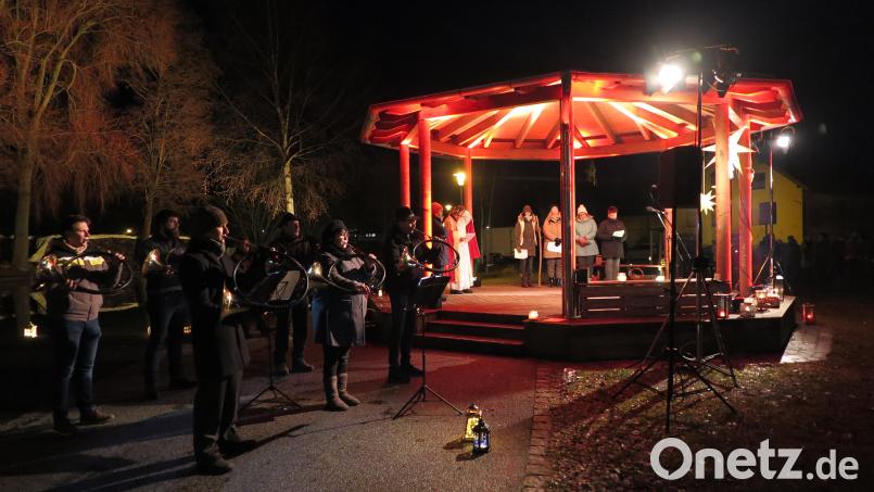 „Du Gott des Friedens segne uns, damit wir uns auf den Weg machen können zu dir und den Menschen“, betete eine Lektorin beim Friedensgruß während der Andacht am Heiligen Abend am Eisweihergelände in Kemnath. Bild: jzk