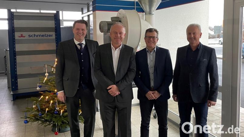 Diskussion zur Fachkräftesicherung: Im Bild von links Dr. Jürgen Helmes (Hauptgeschäftsführer der IHK Regensburg), Bernd Fürbringer (Vorsitzender IHK-Gremium Nordoberpfalz und stellvertretender IHK-Präsident), Helmut Keck (Geschäftsführer Schmelzer), Robert Bauer (Kaufmännischer Leiter Schmelzer). Bild: Schmelzer/exb