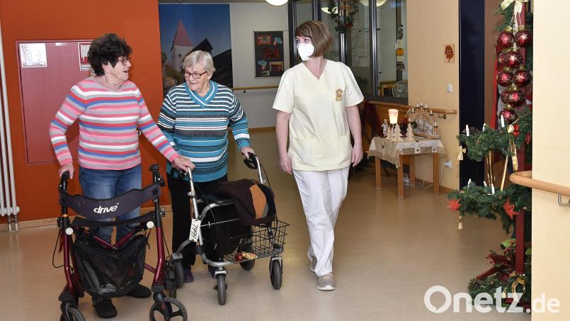 Maria Kastner, Rosa Hohl und Schwester Irina auf dem Weg zum Weihnachts-Plausch. Bild: Petra Hartl