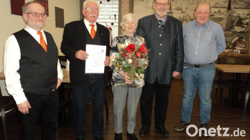 Vorstandsmitglied Peter Pichl (links) ehrte Katharina Ziereis (Dritte von links) und Siegmund Kochherr (Zweiter von links). Verbandsvorsitzender Hans Seemann und Chorleiter Michael Koch (von rechts) gratulierten. Bild: ksi