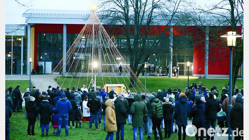 Die katholische Pfarrei feierte mit Pfarrer Martin Besold im Stadtpark die Krippenfeier. Bild: njn