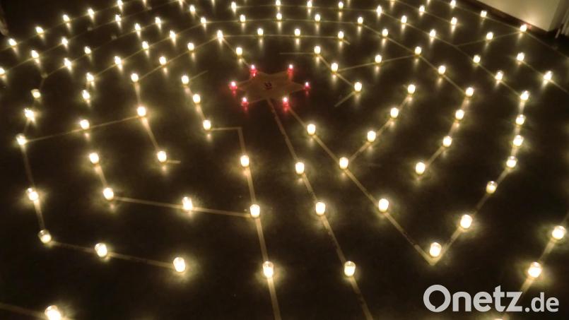 175 Kerzen bilden im Allzweckraum der Schmidmühlener Pfarrkirche ein Lichterlabyrinth. Bild: bjo