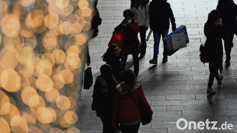 Viele Beschenkte bringen nach dem Fest unliebsame Präsente zurück ins Geschäft. Symbolbild:  Maurizio Gambarini/dpa
