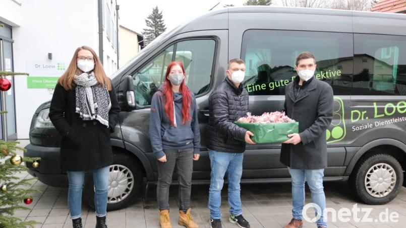 Die JU-Mitglieder übergaben die Plätzchen. Bild: exb