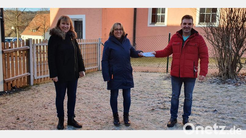 Bürgermeisterin Brigitte Bachmann und Gemeinderat Elmar Halk überreichten Susanne Hammer (Mitte) 222 Euro aus der Nikolausaktion für den Kindergarten Schwend. Bild: dir