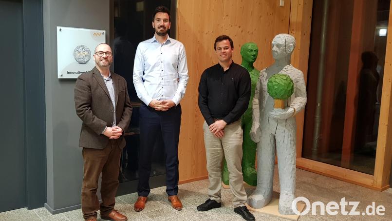 (von links) Professor Ulf Kreuziger, Bauoberrat Martin Stahr, Sachgebietsleiter im Amt für Ländliche Entwicklung Oberpfalz und Stefan Wiendl im Amt für Ländliche Entwicklung in Tirschenreuth. Bild: Misch/OTH Amberg-Weiden/exb