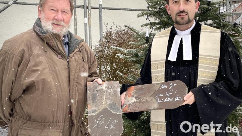 Vertrauensmann Ulrich Gerlach (links) und Pfarrer Stefan Fischer mit den Kirchendachziegeln, die Landesbischof Bedford Strohm und Ministerpräsident Markus Söder signiert haben. Bild: wku