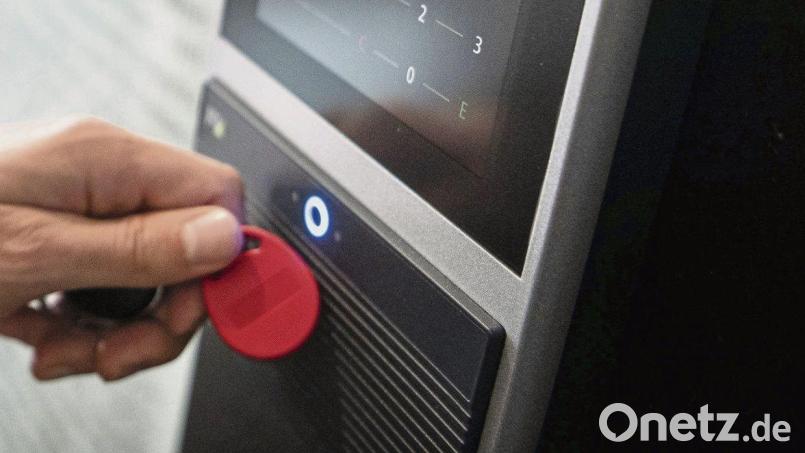 Ist ein Arbeitstag nach Stechuhr noch zeitgemäß? Hier gilt es zwischen Faktoren wie Gesundheitsschutz und Vertrauen zu den Mitarbeitern abzuwägen. Symbolbild:  Sina Schuldt/dpa