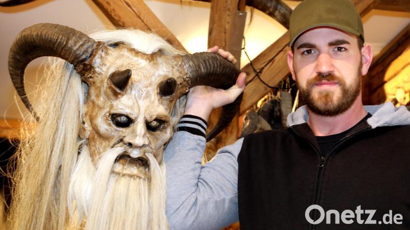 Timm Buckley mit einer von ihm geschaffenen Maske. Vor einigen Jahren hat der gelernte Schreiner mit dem Maskenschnitzen angefangen. Bild: Gerhard Götz