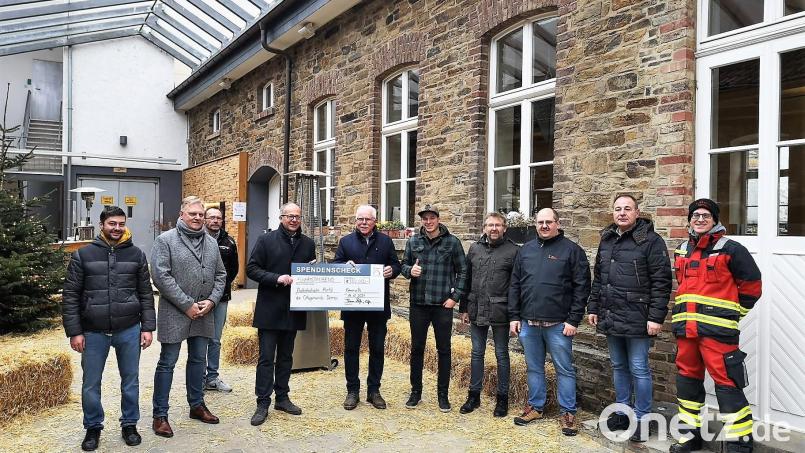 Einen Scheck über 50 000 Euro überreichte die Delegation aus Kemnath um Bürgermeister Roman Schäffler an dessen Dernauer Amtskollegen Alfred Sebastian (Vierter und Fünfter von links). Bild: Roman Schäffler/exb