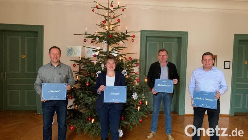 Bürgermeisterin Sonja Meier (Zweite von links) und ihre Bürgermeister-Kollegen präsentieren einige Hausnamenschilder. Bild: Anton Brand/exb