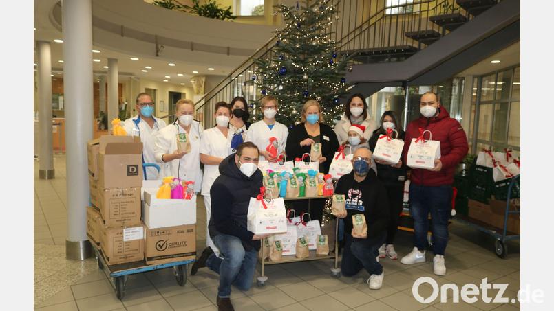 Die &quot;Mutmacher&quot; wurden pünktlich zu Weihnachten im Klinikum St. Marien Amberg übergeben. Bild: Michael Sandner/exb