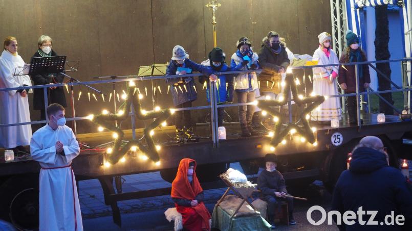 Maria und Josef legen das Jesuskind in die mit Stroh gepolsterte Krippe Bild: stn