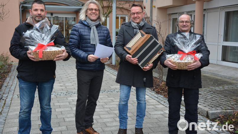 Die Stadtratsfraktion der Wählergemeinschaft „Zukunft Stadt Mitterteich“ bereitete Bewohnern und Pflegekräften des Phönix-Seniorenhauses an Heiligabend eine weihnachtliche Überraschung. Im Bild (von links) Matthias Gradl, Wolfgang Karbstein, Reiner Artmann und Heribert Hegen. Bild: jr