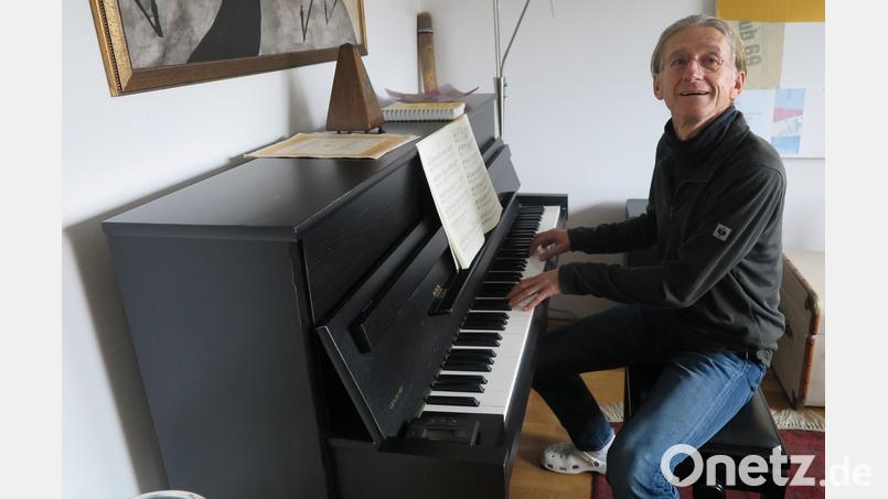 In seinem Ruhestand hat Gynäkologe Dr. Heinrich Würtele wieder mehr Zeit zum Klavierspielen. Bild: jzk