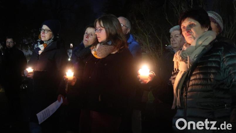 Im Kerzenschein unter freiem Himmel - Weihnachtsandacht einmal anders. Bild: Kunz