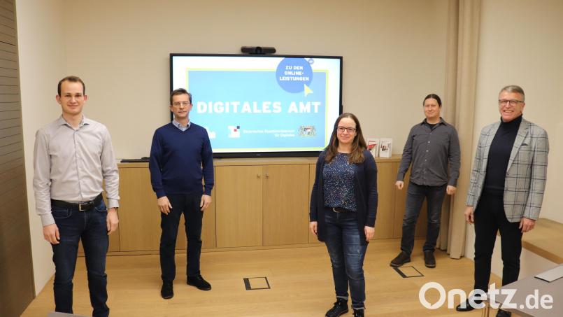 Die neue Auszeichnung „Digitales Amt“ hat die Stadt Tirschenreuth bekommen. Die Plakette wurde vom Bayerischen Staatsministerium für Digitales natürlich digital übermittelt. Im Bild Erster Bürgermeister Franz Stahl (rechts) und Geschäftsleiter Markus Bergauer (Zweiter von rechts) mit den Digitallotsen Nico Wiesend, Nina Blei und Christian Pößl (von links) vor der Digital-Plakette. Bild: Stadt Tirschenreuth/exb
