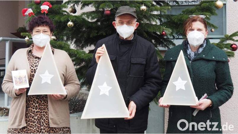 Da die traditionelle Senioren-Adventsfeier wegen der Corona-Pandemie ausfallen musste, fertigten die Pfarrgemeinderats-Mitglieder 150 leuchtende Christbäumchen, die den Senioren nach Hause gebracht wurden. 77 davon überreichten Stadtpfarrer Johann Hofmann (Mitte) und Beate Dietrich (rechts) an BRK-Seniorenheimleiterin Astrid Geitner (links). Bild: u