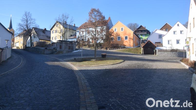 Der Leuchtenberger Buswendeplatz trägt jetzt den klangvolleren Namen "Grünsfelder Platz".. Bild: fz