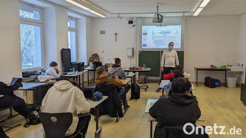 Ein Workshop mit Said Rezek, ein Blogger und Journalist, zum Thema &quot;Bloggen gegen Rassismus&quot;. Die Veranstaltung fand in der IPad-Klasse statt. Eingeladen wurde Rezek von der Organisation &quot;Arbeit und Leben&quot; in Weiden. Bild: Peter Messbauer/exb