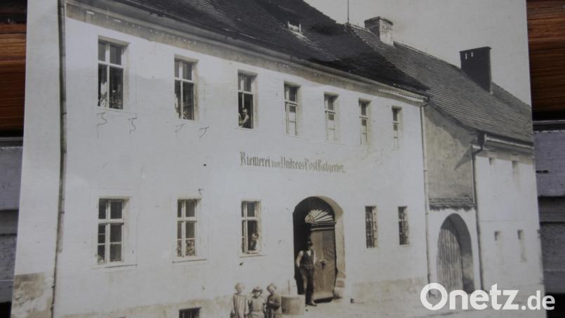 Dieses Bild vom Neulederer- Anwesen stammt aus dem Jahr 1925 und trägt die Aufschrift „Riemerei von Andreas Pösl Rotfärberei“. Das rechte der drei vorne stehenden Mädchen ist Maria Elsner, die immer die Felle von der Abdeckerei holen musste. Archivbild: frd