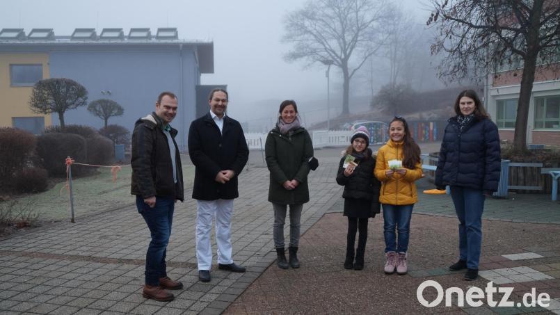 Elternbeiratsvorsitzender Alexander Ried (zweiter von links) und Florian Schwindler übergaben 350 Euro vom Elternbeirat an die Klassensprecherinnen der vierten Klasse, die zusammen mit Fachlehrerin Anja Eckert (rechts) , Klassenleiterin Carina Schneider und weiteren Klassen die Spendenaktion für Kolumbien umgesetzt haben, bei der insgesamt über 1000 Euro zusammengekommen sind. Bild: wel