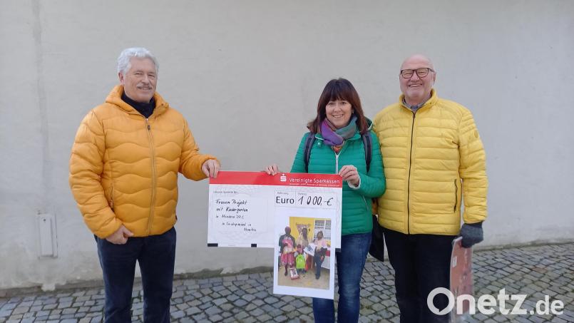Bei der Spendenübergabe mit (von links) Peter Spätling, der das Projekt betreut, sowie den Spendern Birgit und Charly Trenz. Bild: exb
