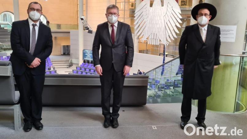 Die beiden Rabbiner Elias Dray (rechts) aus Amberg und Shaul Nekrich (links) aus Kassel mit Ambergs Oberbürgermeister Michael Cerny beim Holocaust-Gedenken im Bundestag in Berlin. Bild: Shaul Nekrich/exb