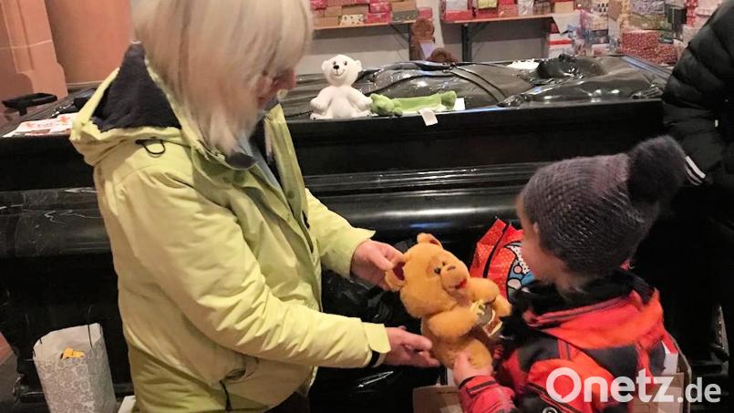 Strahlende Kinderaugen bei der Verteilung der Spielzeugeschenke in Mayschoß, dass durch die Flut im Ahrtal stark betroffen war. Bild: exb Erwin Laurer, Mayschoß