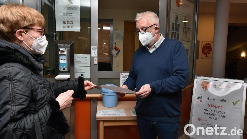 An Heiligabend achtet Leiter Thomas Göldner (rechts) persönlich darauf, dass im Wallmenichhaus am Haager Weg alle Corona-Regeln und Vorschriften eingehalten werden. Bild: Stephan Huber