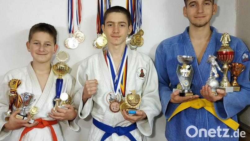 Mit außergewöhnlichen Erfolgen können die Judoka aus der Familie Nagiba aufwarten. So gelang Mark Nagiba in diesem Jahr bei der Süddeutschen Meisterschaften sogar der Einzug ins Finale, wo er sich einem Athleten des Nationalkaders nach Verlängerung geschlagen musste. Im Bild (von links): Aljosha, Mark und Artjom Nagiba. Bild: Oleksandr Nagiba /exb