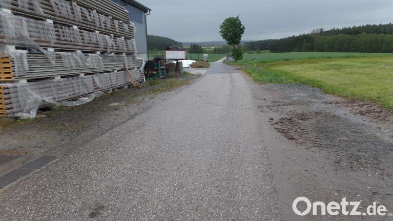 Am östlichen Ortsrand von Schlammersdorf, im weiteren Verlauf der Bürgermeister-Wiesnet-Straße (unser Bild) beginnt der geplante drei Meter breite Rad- und Gehweg in Richtung Oberbibrach. Neu in den Planungen ist auch eine Schlemmerecke „Obst für Alle“ im Einmündungsbereich der südlichen Bürgermeister-Wiesnet-Straße. Bild: Archiv: br