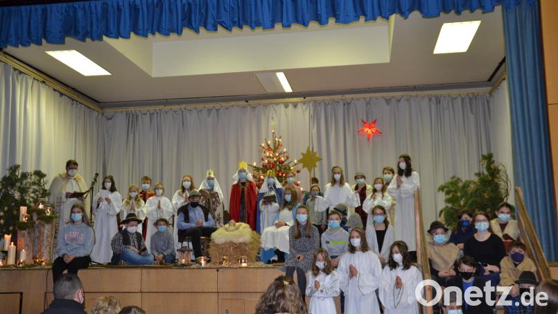 Die zahlreichen Moosbacher Ministranten führten das Krippenspiel heuer erstmals in der Turnhalle auf. Bild: gi
