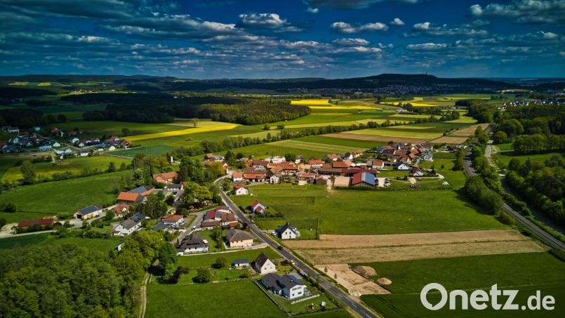 Aufgrund der kurvigen Gleisführung sind in Altmannshof und Traßlberg zwei Masten zur Mobilfunkversorgung des Schienenverkehrs notwendig. Archivbild: Andreas Graf, Gemeinde Poppenricht/exb