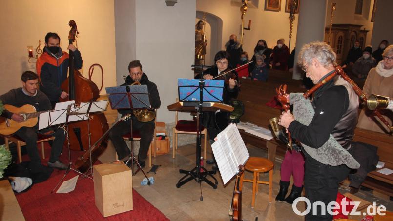 Die Mitterteicher Stubenmusik bereicherte am Ersten Weihnachtsfeiertag den Abendgottesdienst in der Stadtpfarrkirche St. Jakob. Bild: kro