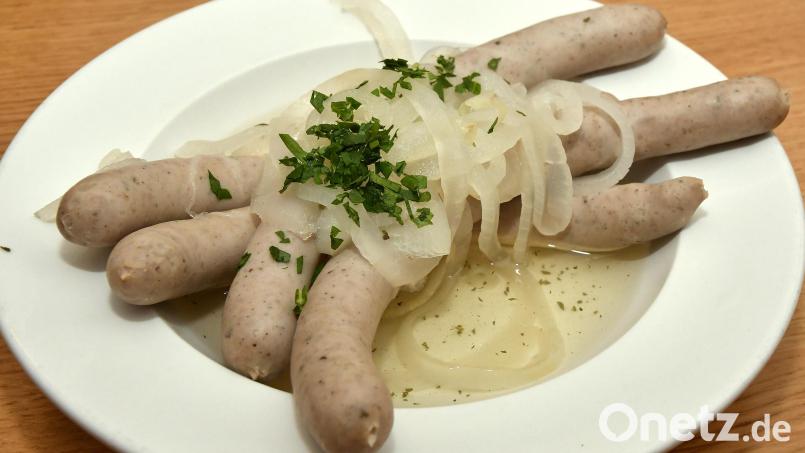 Bratwürste, ob gebraten oder sauer (Bild), sind ein Klassiker als Weihnachtsessen. In vielen Familien wird er immer noch an den Feiertagen aufgetischt. Archivbild: Petra Hartl