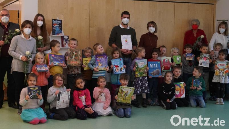 Der Kindergarten St. Martin erhielt das Gütesiegel "Buchkindergarten". Die Kinder freuten sich mit den Verantwortlichen. Bild: Kerstin Birner/exb