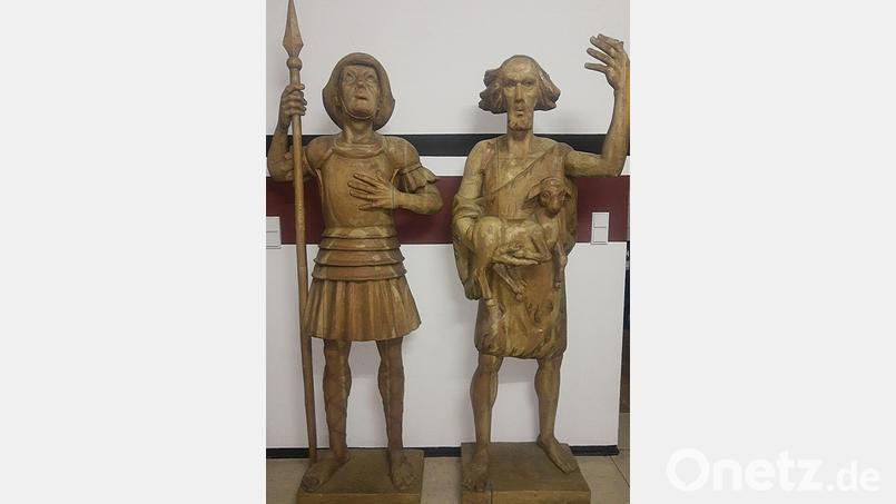 Die beiden Figuren stehen nun vor einer weißen Wand im Pfarrheim und können so gut abgelichtet und projiziert werden. Bild: ld