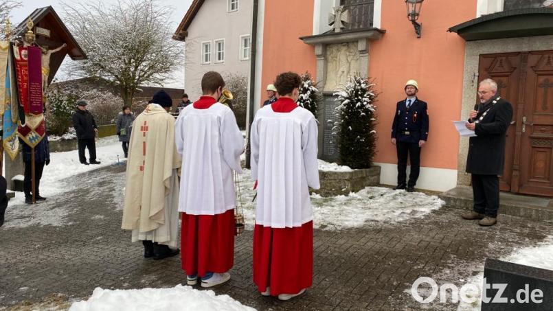 Bürgermeister Rudolf Schopper und Pfarrer Antony D´Cruz beim Gedenken am Kriegerdenkmal. Bild: Jürgen Bartmann/exb