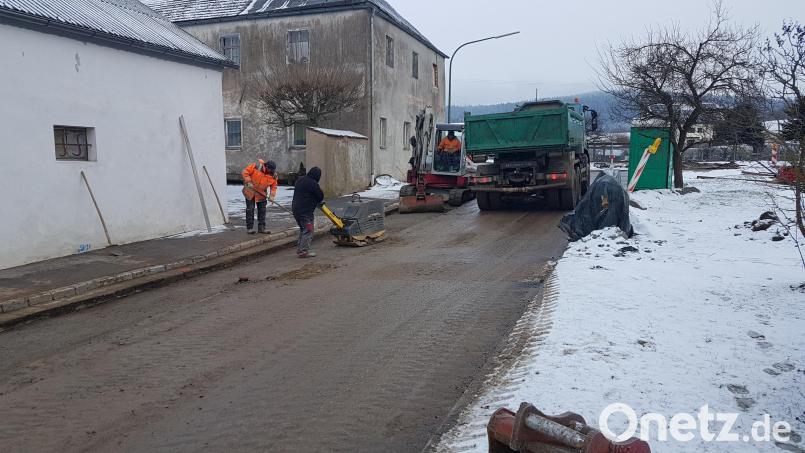 Mit der Teerung der aufgebrochenen Straßen setzte die Baufirma Haimerl einen Schlussstrich unter dem Ausbau der Wasserversorgung Gaisheim. Bild: gi