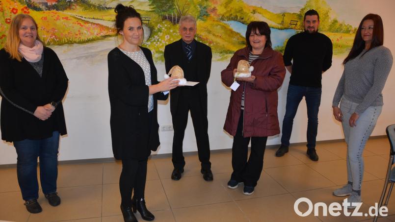 Über ein Weihnachtsgeschenk des Kreisverbandes der Arbeiterwohlfahrt freuten sich die Stiftland-Sternenkinder sowie eine alleinerziehende Mutter aus Tirschenreuth. Überreicht wurden jeweils 500 Euro. Unser Bild zeigt (von links) stellvertretende AWO-Geschäftsführerin Sabine Kirchmann, Beatrix Kempf (Stiftland-Sternenkinder), AWO-Kreisvorsitzender Edwin Ulrich, Martina Weiß, die den Kontakt zur alleinerziehenden Mutter vermittelt, AWO-Pflegedienstleiter Michael König sowie die examinierte Fachkraft Birgit Bleistein (Stiftland-Sternenkinder). Bild: jr