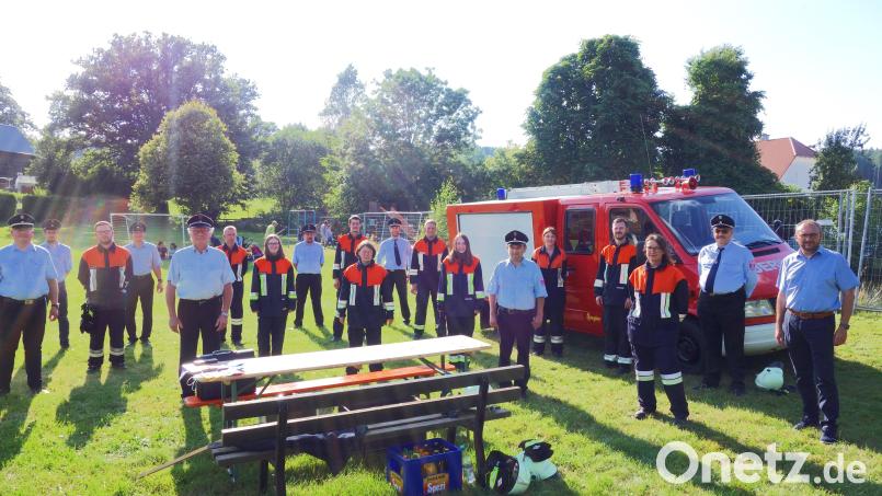 Eine gemeinsame Leistungsprüfung meistern Mitglieder der Ortsfeuerwehren Hagendorf und Reinhardsrieth unter den aufmerksamen Augen von Bürgermeister Markus Bauriedl (rechts). Bild: fjo