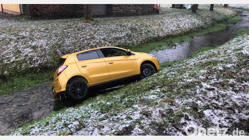 Mit ihrem Kleinwagen landete eine Frau im Hirschbach. Sie war bei Eisregen von der Fahrbahn abgekommen. Bild: lei