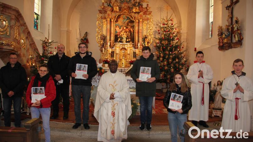 Am zweiten Weihnachtsfeiertag wurden in Großkonreuth vier Ministranten verabschiedet. Unser Bild zeigt (von links) Pfarrgemeinderatssprecher Gerhard Kraus, Lena Kellner, Mesner Helmut Weidhas, Thomas Weidhas, Pfarrer Dr. Charles Ifemeje, Tim Scharnagl, Maria Kraus sowie Elias Bauer und Lucas Scharnagl. Bild: kro