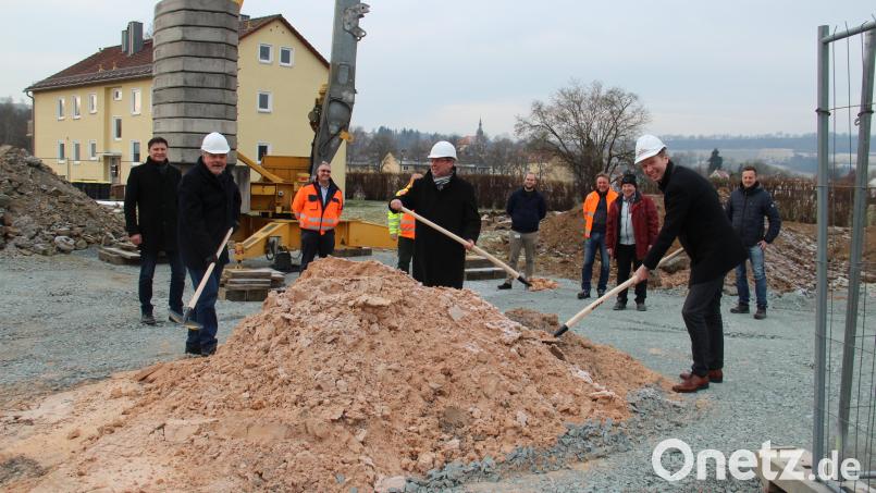 Im Vordergrund, jeweils mit Helm, Kreisrat und Zweiter Bürgermeister Günter Dörfler (von links), Erster Bürgermeister Hans Wittauer und Landrat Florian Wiedemann beim Spatenstich für die neue Werkstatthalle des Kreisbauhofs in Weidenberg. Bild: exb/Landratsamt Bayreuth