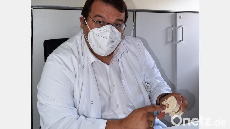 PD Dr. Konstantinos Kafchitsas erklärt, wo der Schmerz seinen Ausgang haben kann. Bild: Bernhard Krebs/exb