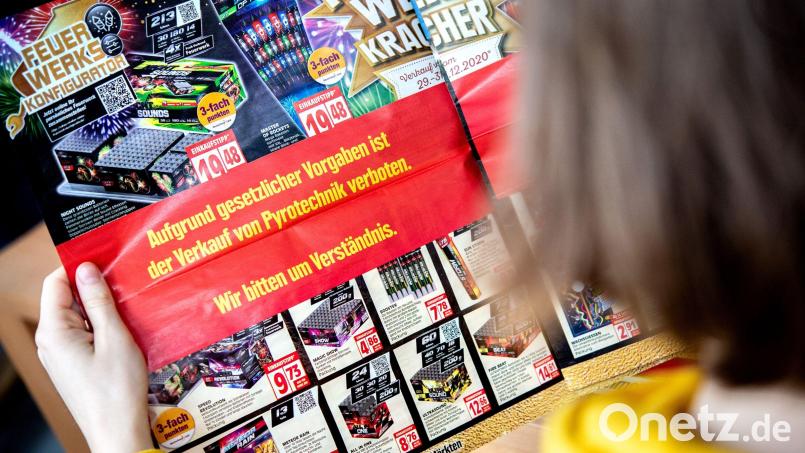 Anzeige in einem Werbeprospekt: „Aufgrund gesetzlicher Vorgaben ist der Verkauf von Pyrotechnik verboten. Wir bitten um Verständnis.“. Symbolbild: Hauke-Christian Dittrich/dpa