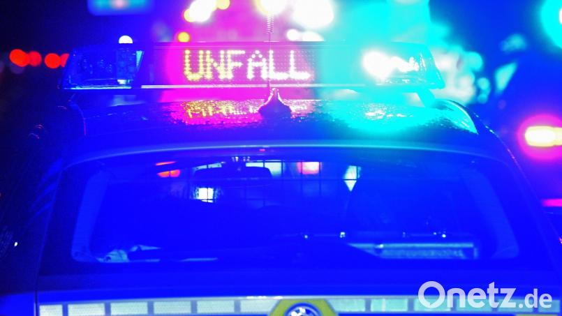 Ein Streifenwagen der Polizei steht mit Blaulicht an einer Unfallstelle. Bild: Stefan Puchner/dpa