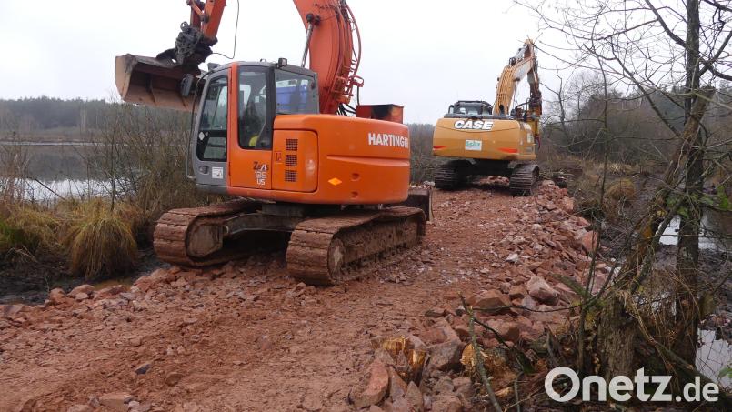Mit groben Bruchsteinen wird der Damm zwischen Paulusweiher und Rußloheweiher saniert. Bild: rn